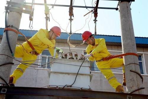 正在进行检修变压器 正在进行检修变压器