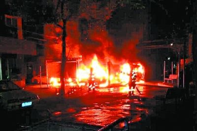 变压器晚上起火,火光之下映得通红 变压器晚上起火,火光之下映得通红